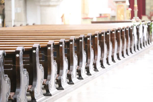 Une Mise Point Sélective Rangées Bancs Église Bois Vides — Photo