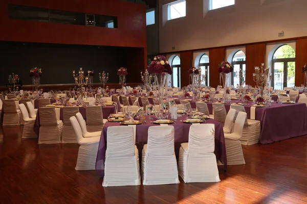 一个装饰华丽的婚宴大厅 有美丽的花朵布置 — 图库照片