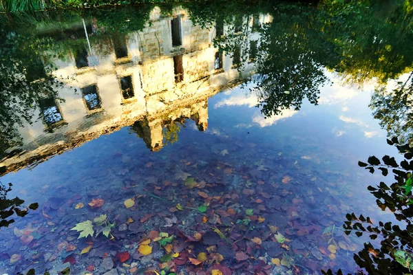 Reflexo Edifício Antigo Visto Através Lago Com Folhas Fundo Emoldurado — Fotografia de Stock