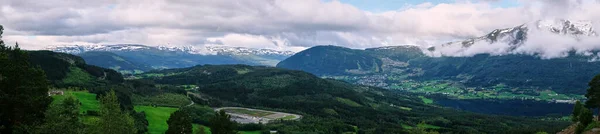 Tiro Panorâmico Montanhas Cobertas Vegetação Sob Céu Nublado Vossevangen Noruega — Fotografia de Stock