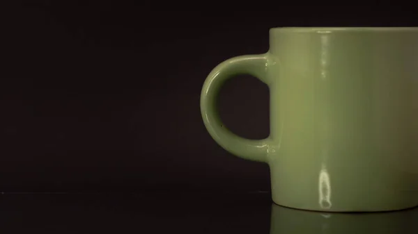 Plan Latéral Une Tasse Verte Sur Fond Noir — Photo