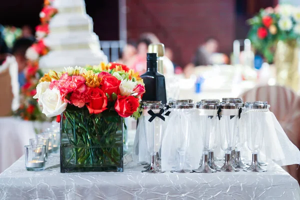 Ένα Τραπέζι Γάμου Άδεια Μπουκάλια Και Ένα Μπουκέτο Λουλούδια Ένα — Φωτογραφία Αρχείου