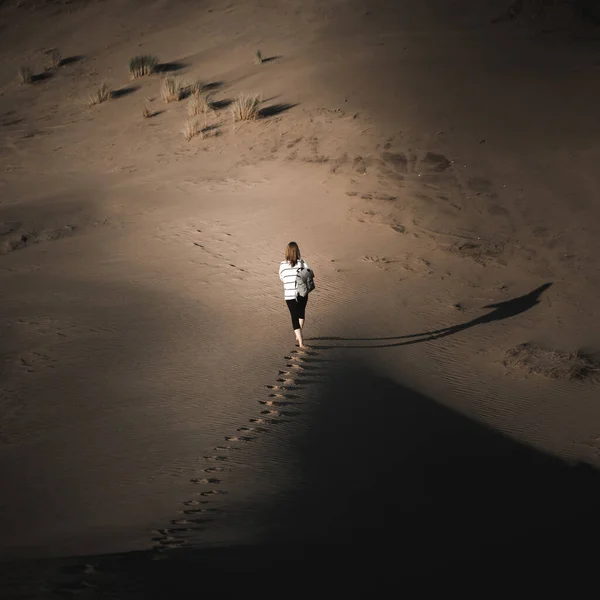 Uma Visão Traseira Uma Mulher Solitária Com Uma Mochila Andando — Fotografia de Stock