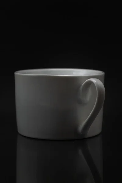 Бічний Знімок Широкої Білої Чашки Ізольовано Чорному Тлі — стокове фото