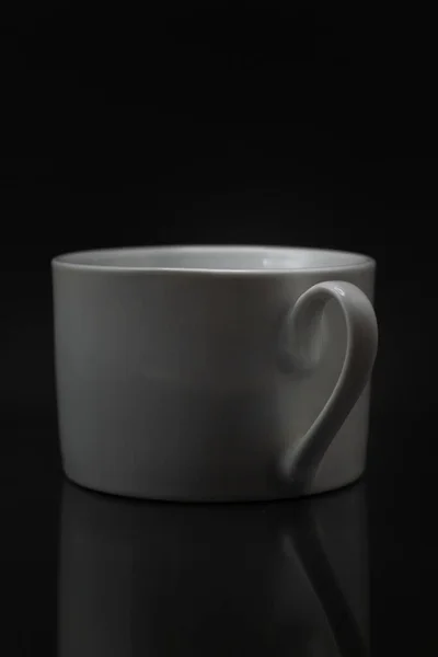 Plan Latéral Une Large Tasse Blanche Isolée Sur Fond Noir — Photo