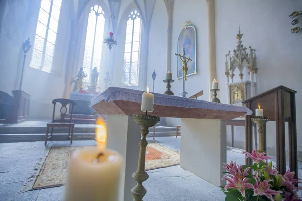 Інтер Церкви Палаючими Свічками — стокове фото