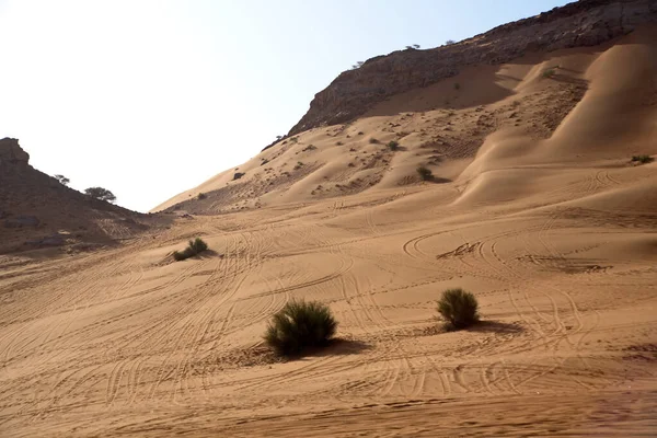 Красивый Снимок Розовой Скалы Пустыни Ясным Небом Объединенных Арабских Эмиратах — стоковое фото