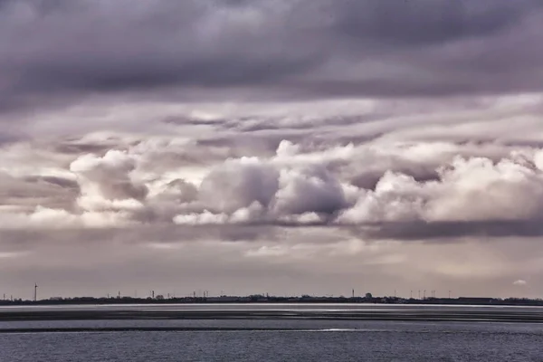 Drammatico Cielo Tramonto Sul Mare Con Turbine Eoliche Sullo Sfondo — Foto Stock