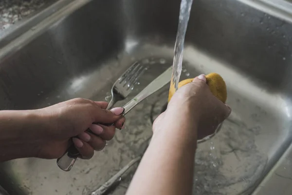 Zbliżenie Kobiety Myjącej Widelec Gąbką Zlewie — Zdjęcie stockowe
