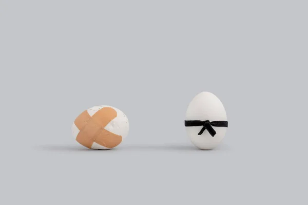 Два Декоративних Яйця Одна Вкрита Медичними Стрічками Інша Чорна Стрічка — стокове фото