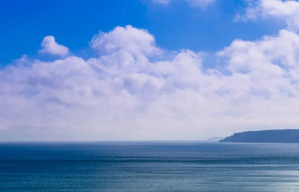 Een Schilderachtig Uitzicht Een Rustige Zee Onder Een Bewolkte Lucht — Stockfoto