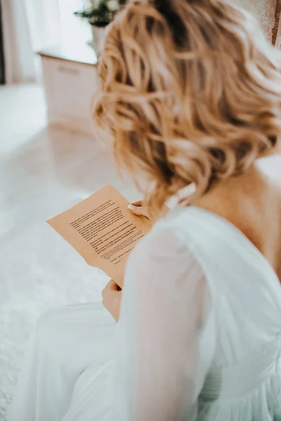 Uma Foto Vertical Uma Mulher Loira Usando Vestido Branco Lendo — Fotografia de Stock