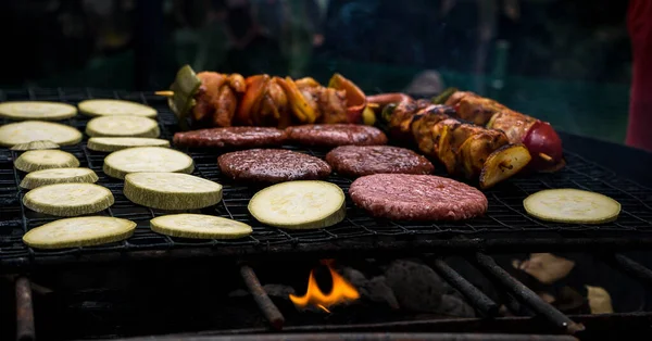 Gros Plan Légumes Tranchés Viande Côtelettes Hamburger Sur Feu Barbecue — Photo