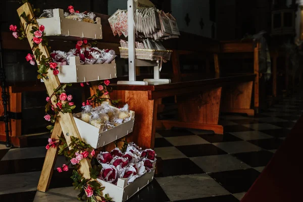 Több Csokor Virág Egy Díszes Polcon Templomban Eladó — Stock Fotó