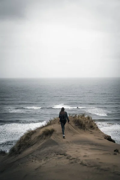 Back View Woman Walking Edge Cliff Admire Wavy Ocean Gloomy — Stock Photo, Image