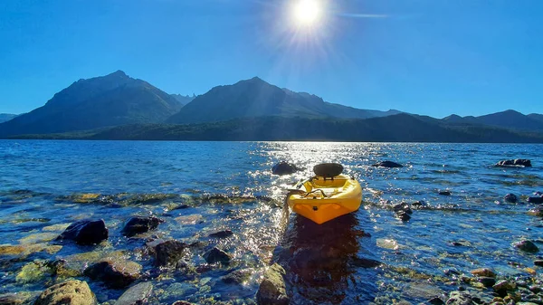 Kayak Plástico Amarillo Lago Azul Tranquilo Con Montañas Fondo — Foto de Stock