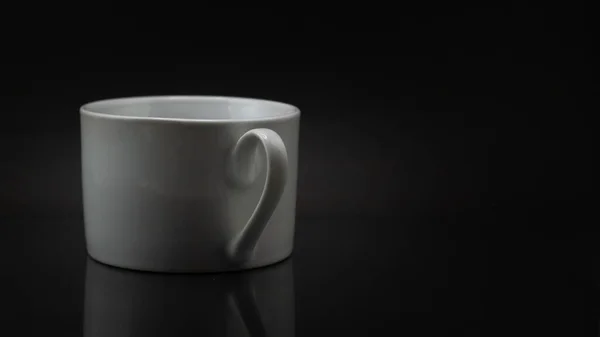 Primer Plano Una Taza Café Blanco Aislado Sobre Fondo Negro —  Fotos de Stock