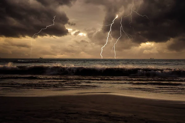 Μια Μαγευτική Θέα Μιας Καταιγίδας Στη Θάλασσα Μετά Από Μια — Φωτογραφία Αρχείου