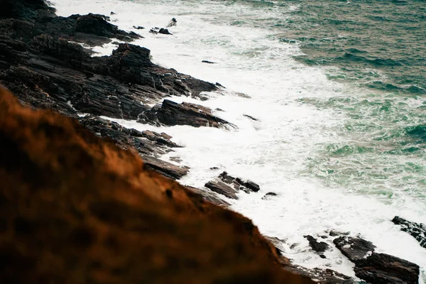 Een Close Opname Van Een Rotsachtige Kust Gewassen Door Oceaan — Stockfoto