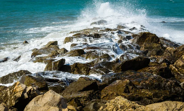 Přirozený Pohled Mořské Vlny Lámající Skalách Pláže Vilanova Geltru Španělsko — Stock fotografie