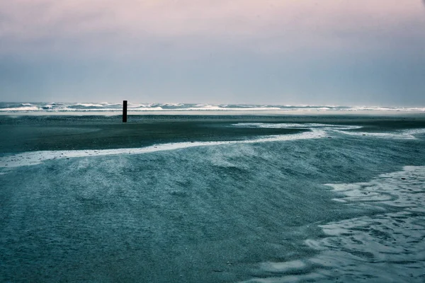 Uma Vista Deslumbrante Mar Azul Céu Nublado — Fotografia de Stock