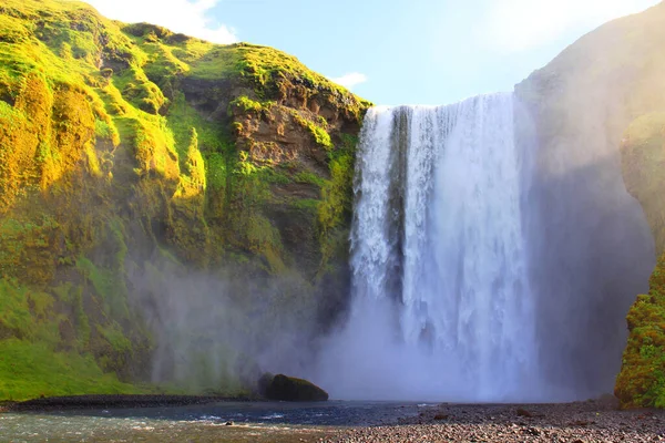 在阳光明媚的夏日 冰岛的Skogafoss瀑布 — 图库照片