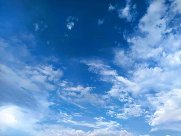 Güneşin Doğuşunda Mavi Bulutlu Bir Gökyüzünün Nefes Kesici Manzarası — Stok fotoğraf
