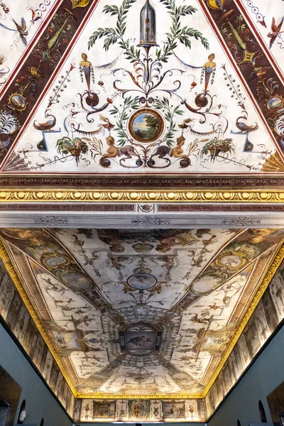 Eine Vertikale Aufnahme Der Schönen Kunst Und Gemälde Den Uffizien — Stockfoto