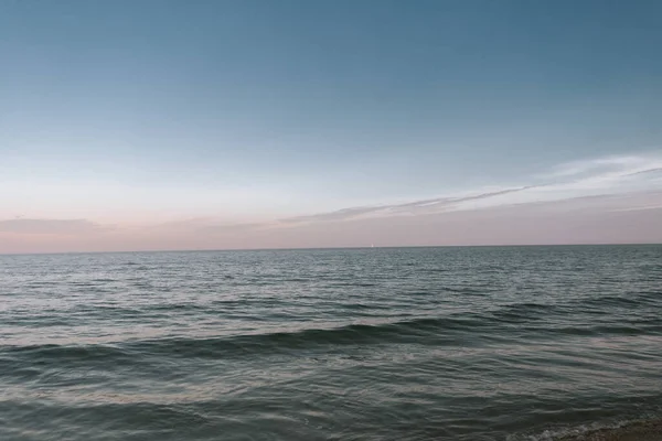Een Landschap Van Zee Onder Een Blauwe Lucht Avond Perfect — Stockfoto