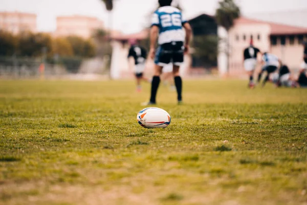 Tiro Selettivo Una Palla Rugby Giocatori Rugby Sullo Sfondo — Foto Stock