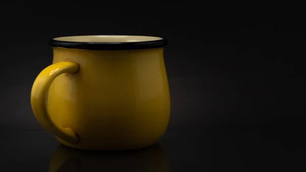 Студийный Снимок Керамической Жёлтой Кружки Тёмном Фоне — стоковое фото