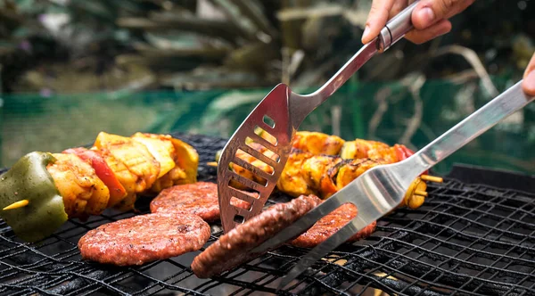 Närbild Bild Händer Vända Burger Cutlet Grillen Eld Med Glänsande — Stockfoto