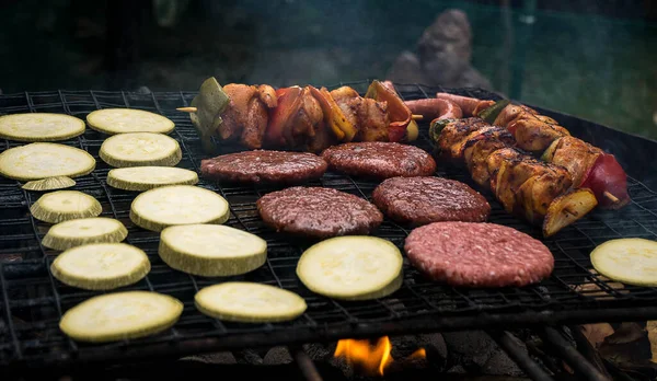 Gros Plan Légumes Tranchés Viande Côtelettes Hamburger Sur Feu Barbecue — Photo