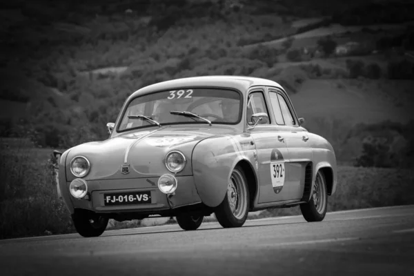 Кагли Италия Марта 2021 Кагли Италия 2020 Renault Dauphine 1957 — стоковое фото