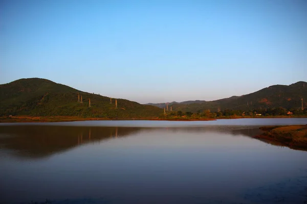 Uma Vista Das Colinas Cênicas Que Refletem Água Tranquila Lago — Fotografia de Stock