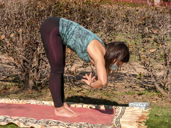 Brunett Kvinna Gör Yoga Klass Park Solig Dag Och Bär — Stockfoto