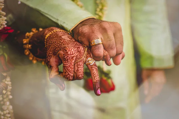 Eine Nahaufnahme Von Einer Indischen Hochzeit Bräutigam Und Braut Hände — Stockfoto