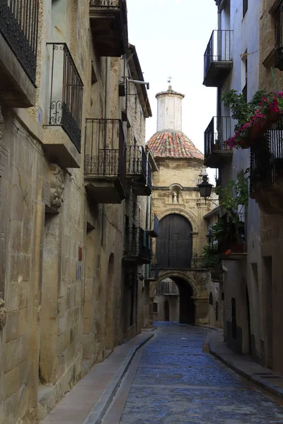 Vertikal Bild Gränd Längs Gamla Byggnader Calaceite Spanien — Stockfoto