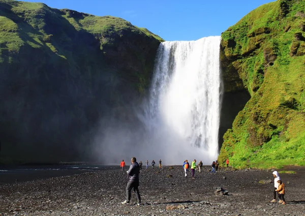 Skogafoss Icelândia Julho 2017 Turistas Visitam Cachoeira Skogafoss Islândia — Fotografia de Stock