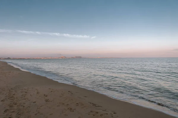 Eine Vom Meer Umgebene Strandlandschaft Unter Blauem Himmel Abend — Stockfoto