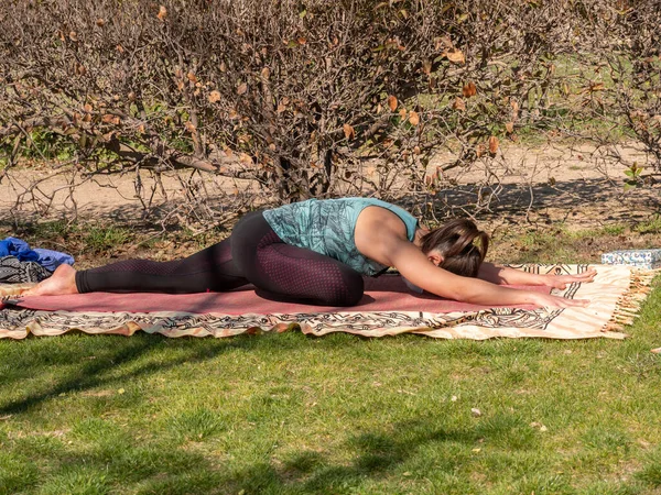 Una Morena Española Practicando Yoga Parque Día Soleado —  Fotos de Stock