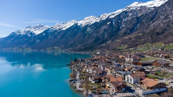 Sviçre Nin Brienz Kentindeki Kayalık Tepeler Binalarla Çevrili Bir Göl — Stok fotoğraf