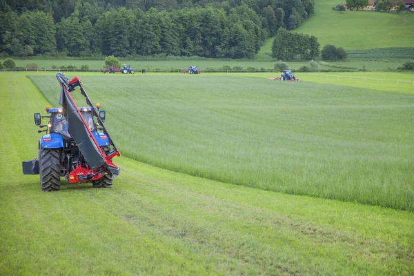 緑の分野の農業機械 — ストック写真