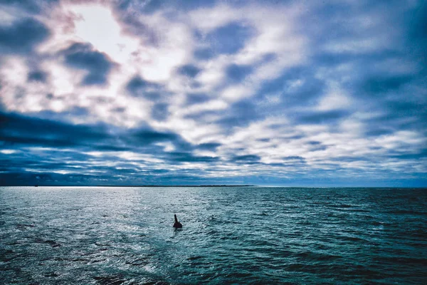 Uma Vista Hipnotizante Mar Calmo Céu Azul Nublado — Fotografia de Stock