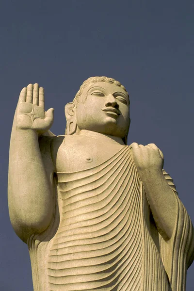 Tiro Vertical Uma Estátua Buda Sob Céu Limpo Andhra Pradesh — Fotografia de Stock