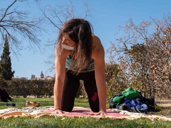 Una Mujer Morena Haciendo Clases Yoga Parque Día Soleado Con —  Fotos de Stock