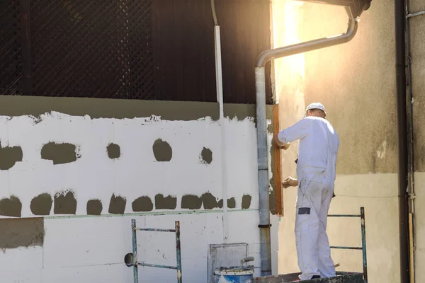 Dospělý Muž Renovuje Továrnu Strká Zdi Pod Světla — Stock fotografie