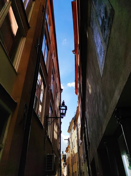 Вертикальний Низький Кут Знятий Старих Будівлях Захоплених Стокгольмі Швеція — стокове фото