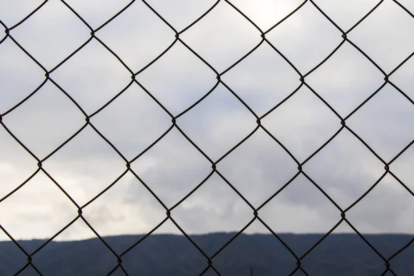 Närbild Bild Ett Galler Staket Med Molnig Himmel Bakgrund — Stockfoto