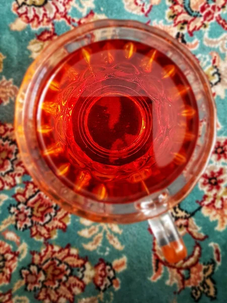 Uma Vista Superior Jarro Com Bebida Vermelha Uma Toalha Mesa — Fotografia de Stock